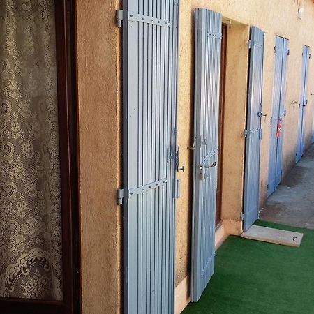 Hotel Restaurant Les 3 Chenes Фрежус Екстер'єр фото