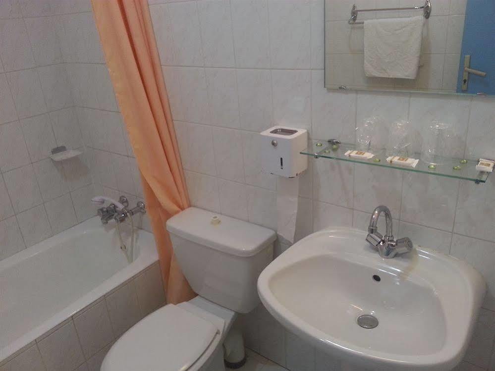 Hotel Restaurant Les 3 Chenes Фрежус Екстер'єр фото