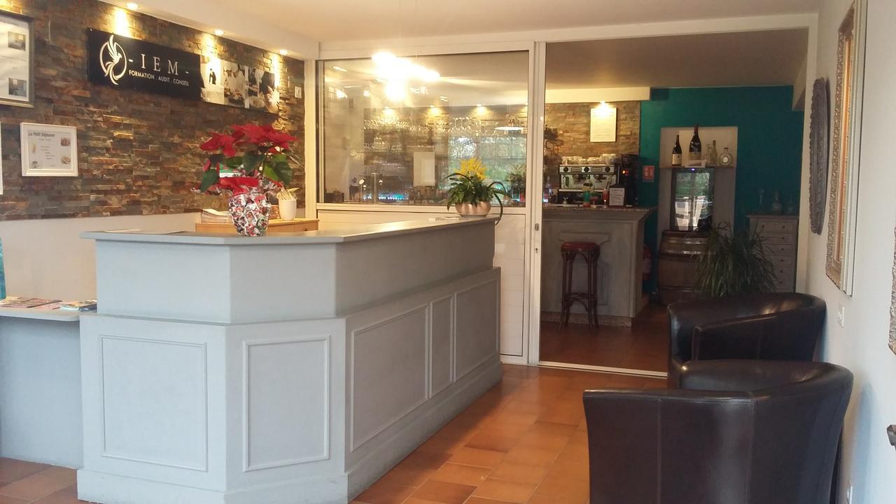 Hotel Restaurant Les 3 Chenes Фрежус Екстер'єр фото