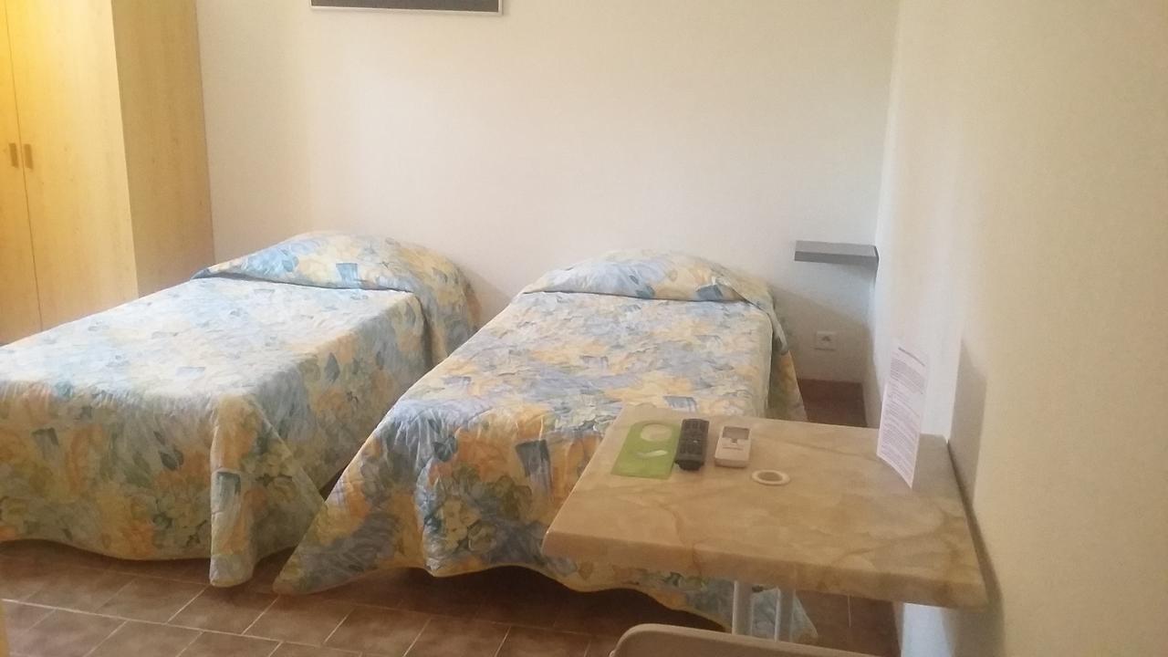 Hotel Restaurant Les 3 Chenes Фрежус Екстер'єр фото